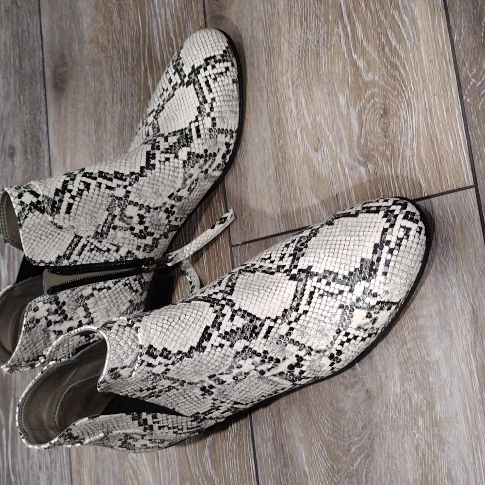 Circus by Sam Edelman black and white python print zip boots. NWOT. Size 9